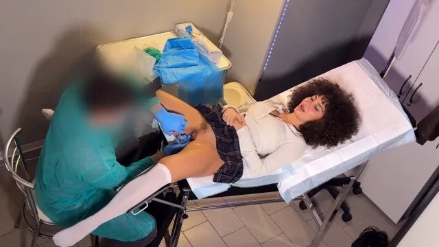гинеколог кончает в мокрую киску, она была готова быть наполненной
