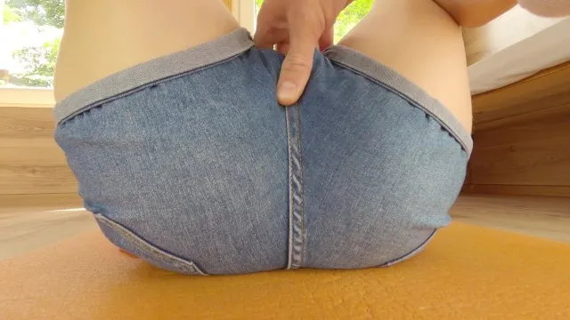 الرفيقة تُلحس كسها ثم تُنكَح