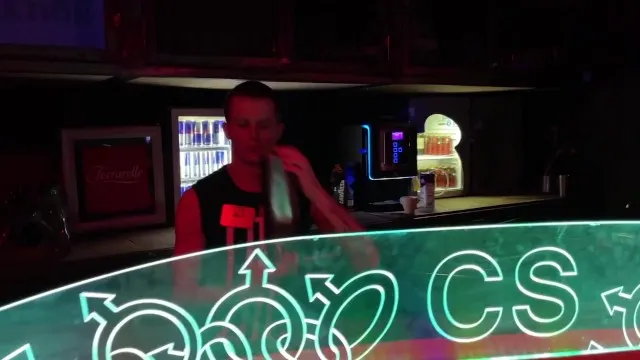 Barman pago para foda anal gay