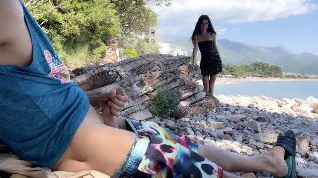 Mamada en playa pública: polla dura de extraño me hizo pajearlo
