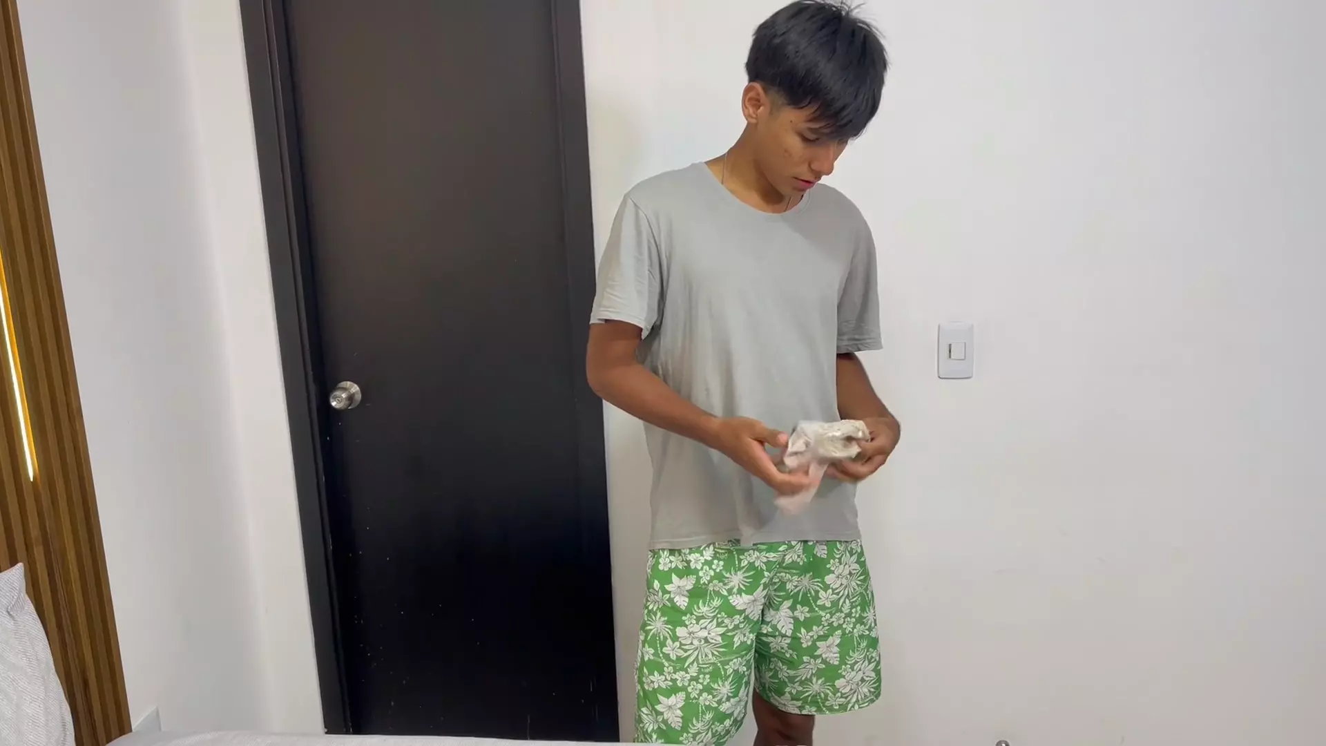 Hermanastra atrapa a hermano masturbándose con sus bragas