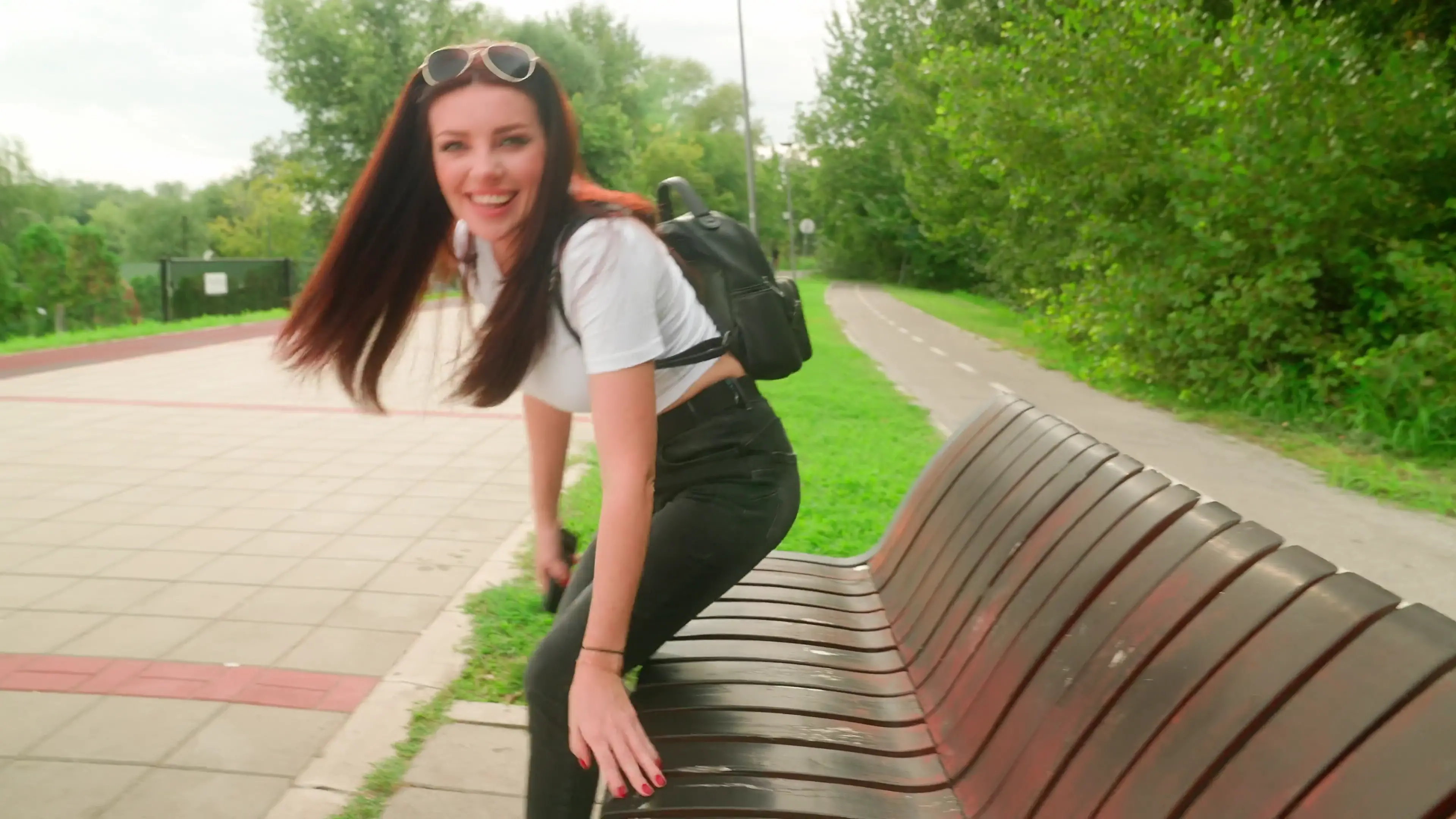 Fellation avec éjaculation buccale dans le parc - sexe public risqué