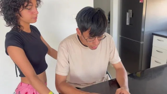 Teen-stiefschwester bezahlt neues handy mit hartem anal und blowjob