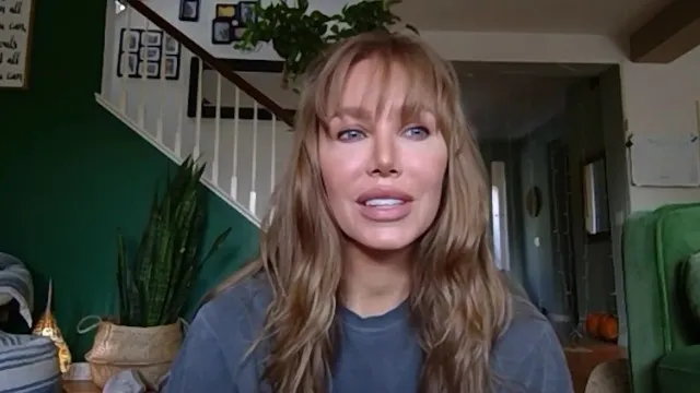 Busty blonde and sexy milf in skinfluencer success