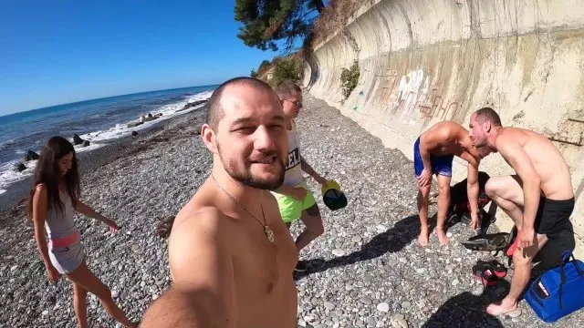 пляжные шлюхи заполняют все дырки 4 парнями в сперме