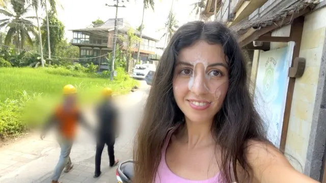 Adolescente linda cubierta de semen comiendo hamburguesa en cafetería