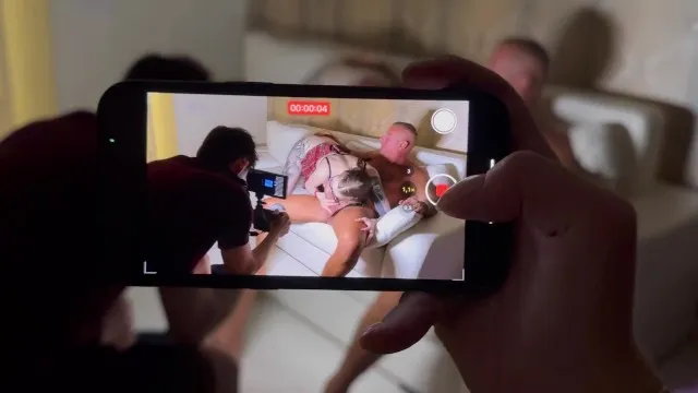 Couple sexy baise dans les coulisses