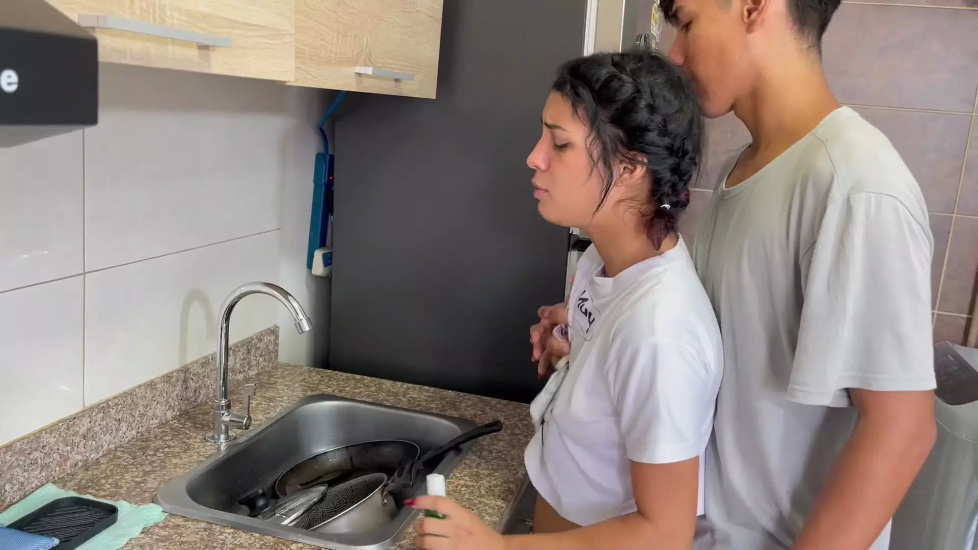 Hermastra tímida follada mientras cocina, anal y mamada