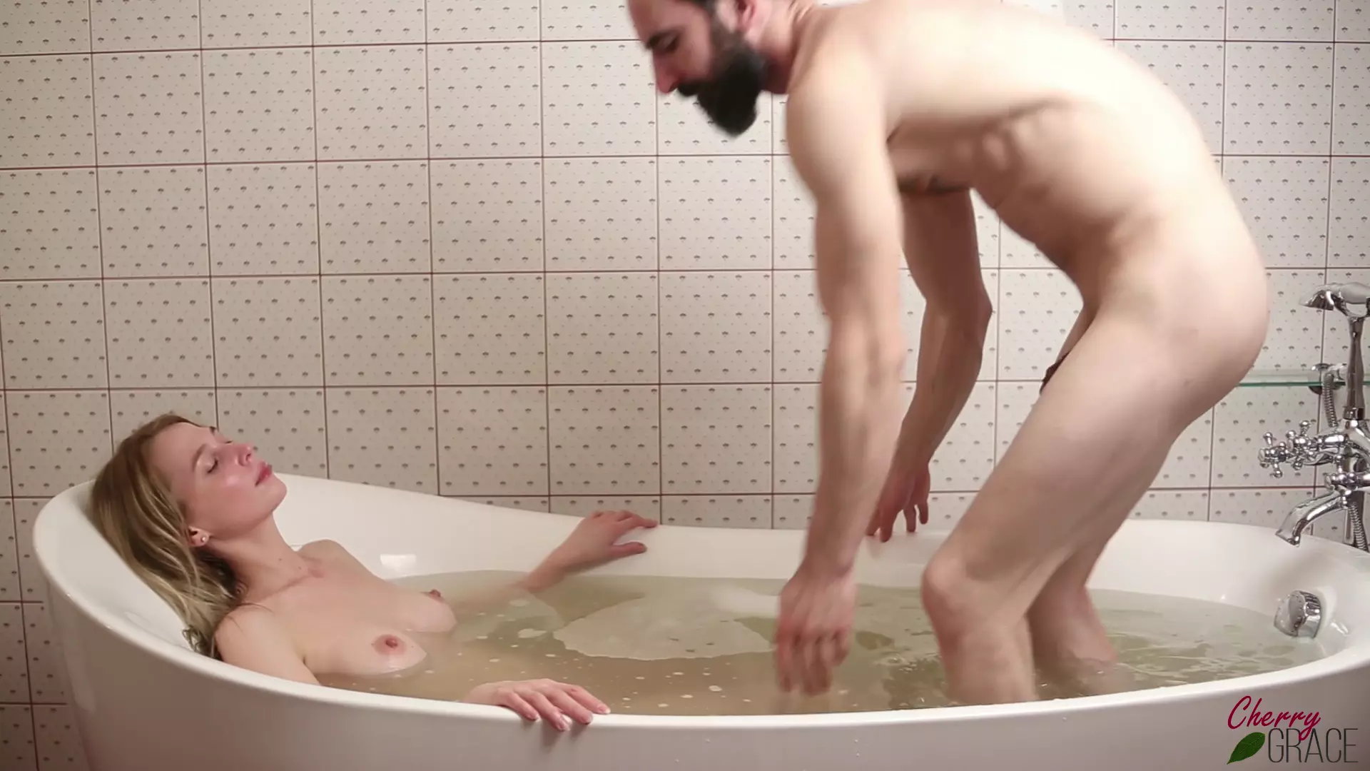 Steamy bath creampie with hot milf