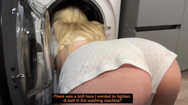Sœur adoptive coincée baisée dans la machine à laver