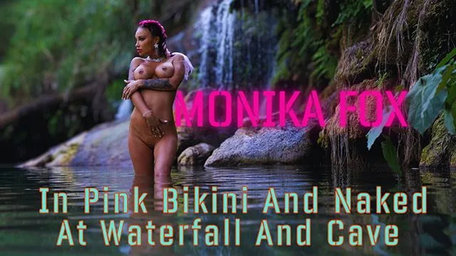 Mädchen im pinken bikini zieht sich am wasserfall und in der höhle aus