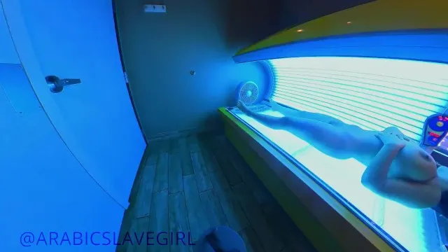 Public tanning bed orgasm for arabic slut