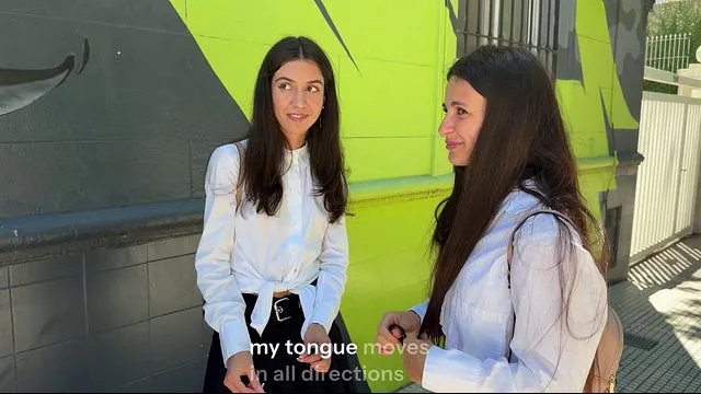 好女孩翘课参加疯狂口交派对