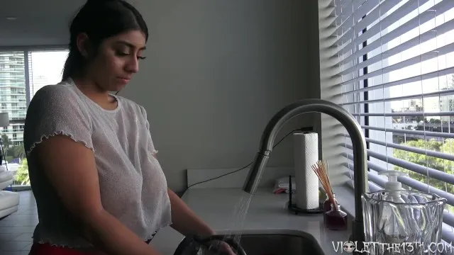 وقت غسل الأطباق المثير للتجسس