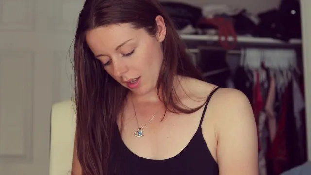 Milf vecina monta vibrador describiendo sexo anal