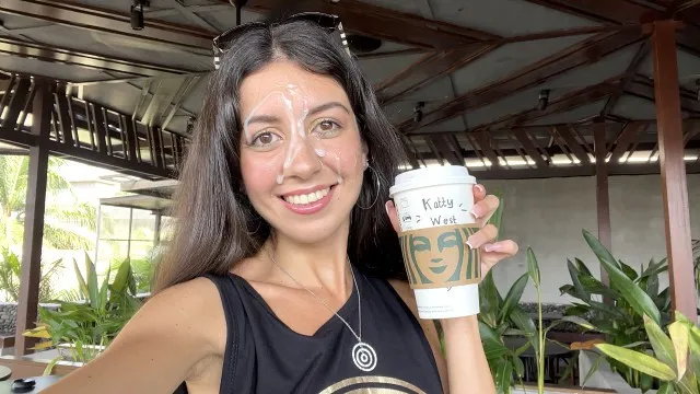 шлюха отсосала в общественном туалете пьет сперму starbucks