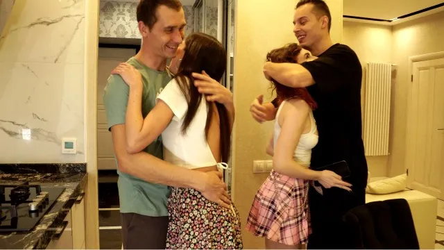 роговые свингеры меняются жёнами для дикого секса в одной постели