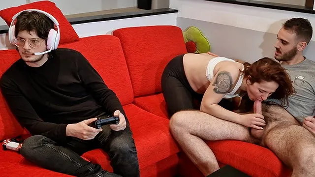 Stiefschwester spritzt mit bester freundin, während stiefbruder zockt