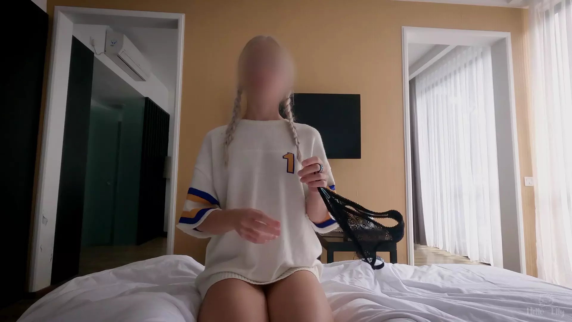 Copine intello trouve la culotte de son ex salope en pov réel