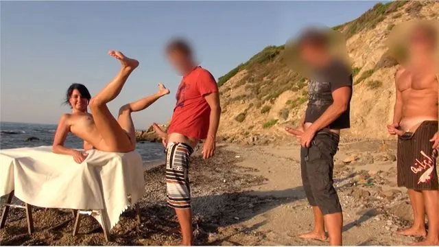 見知らぬ人たちのチンコに犯される公開露出、とても気持ちいい