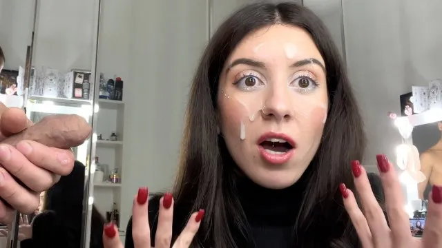 النيك على الوجه العام يدمر المكياج تحت معطف الفرو