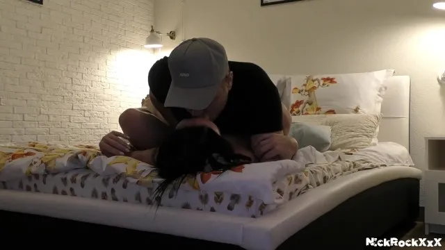 Milf brune sportive hurle d'extase lors d'une sodomie hardcore
