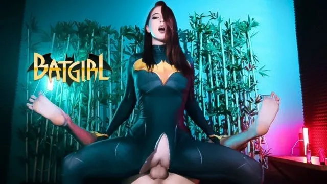 Batgirl attrape un voleur de culotte dans une vidéo de domination a...