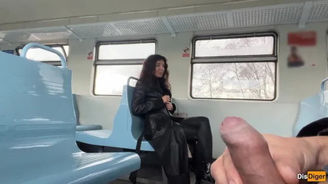 فتاة غريبة تظهر القضيب وتمصه في القطار