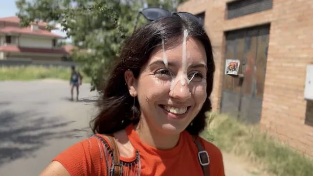 Corredera facial pública - chica loca chupando polla en arbustos