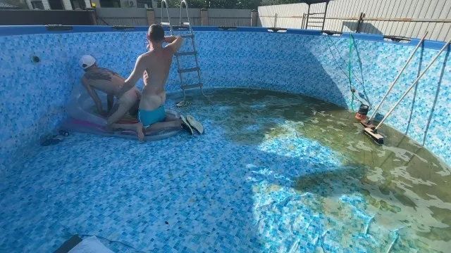 风骚女老板泳池边肛交少年邻居旁观