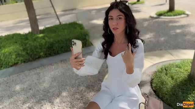 ناضجة شارع تتبادل إرضاعاً مقابل آيفون