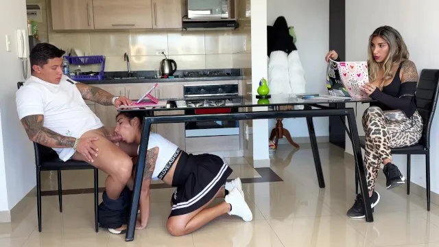 Cuñada milf caliente follada anal mientras esposa se masturba