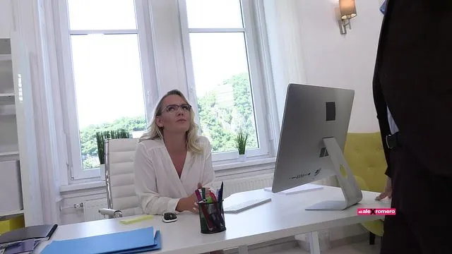 سكرتيرات بكعب عالي ونظارات يمارسن الجنس