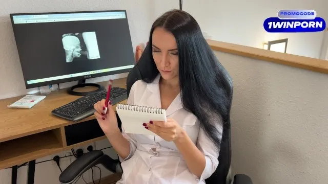ممرضة ميلف تمارس مص الشرج لهواة