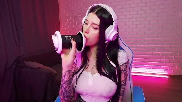 Gorgeous babe asmr orgasmic licking & sucking