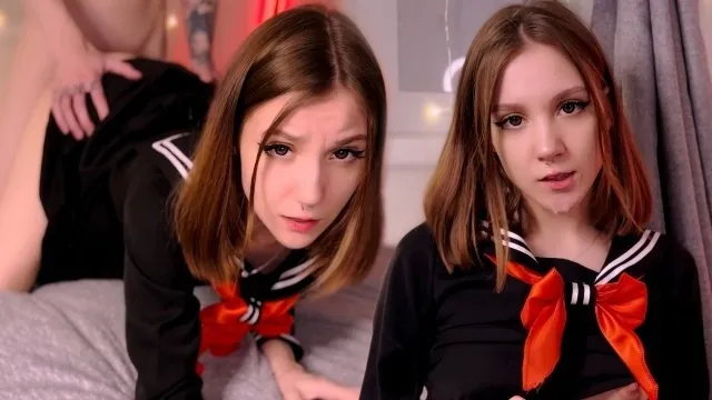 Süßes japanisches schulmädchen hört auf schüchtern zu sein, als es ...