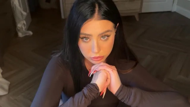 大胸哥特女友求按摩还想要更多