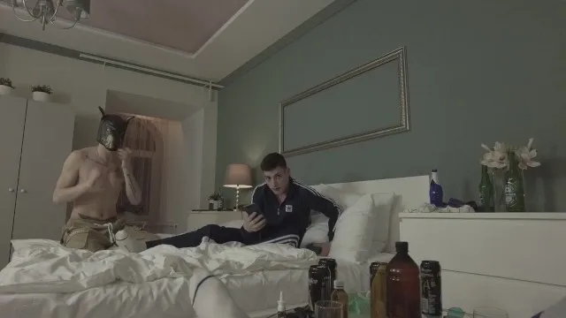 Homme mûr baise deux jeunes minets à une soirée