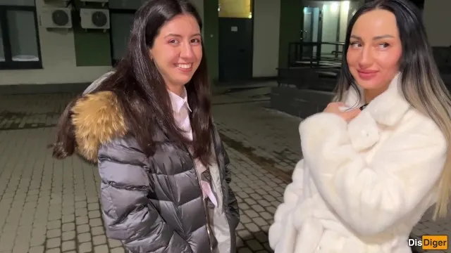 жёсткая четвёрка с двумя любительскими стриптизёршами