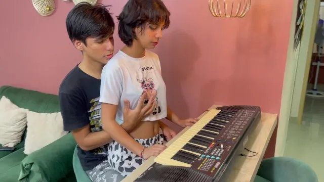 La lección de música de la hermanastra termina en sexo caliente